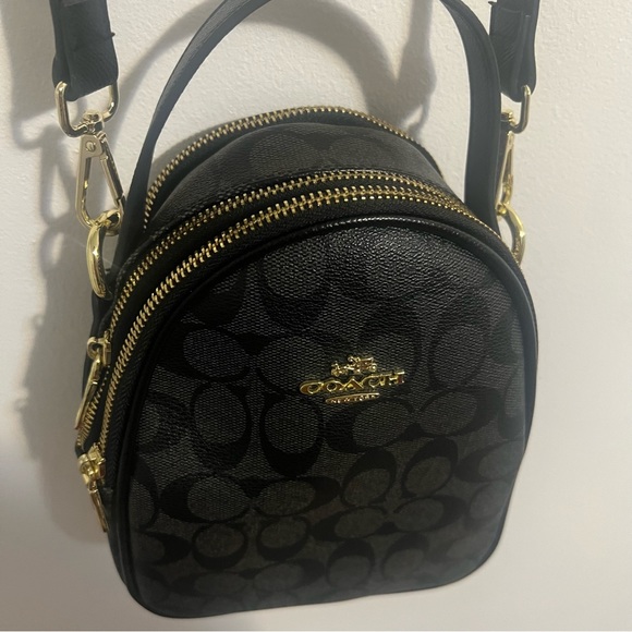 Selling my coach purse, new condition, no tears or damages. - Picture 2 of 4